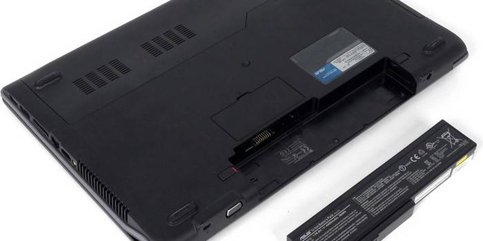 Laptop con batería extraída