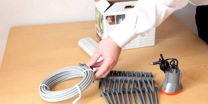 Sistema para irrigação por gotejamento de flores internas