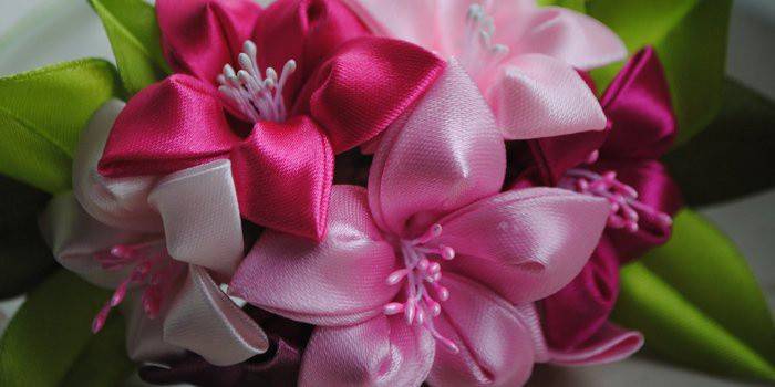 Hermosas flores hechas de cintas de raso