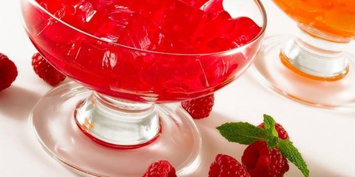 Gelatina con frambuesas frescas y gelatina