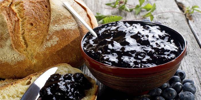 Bacia com geléia de mirtilo a cinco minutos