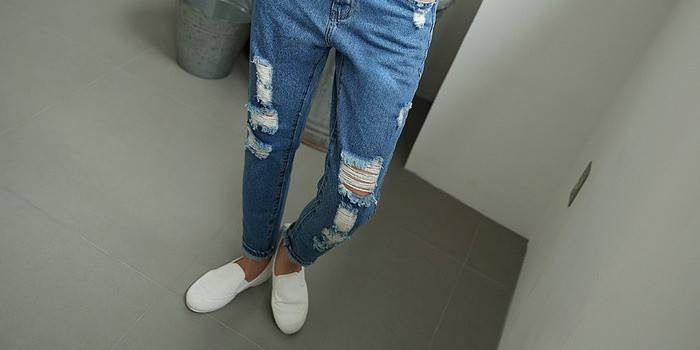 Jeans rasgados y deshilachados en una niña