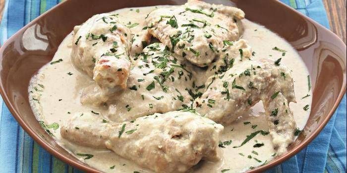 Frango assado em molho de creme de leite