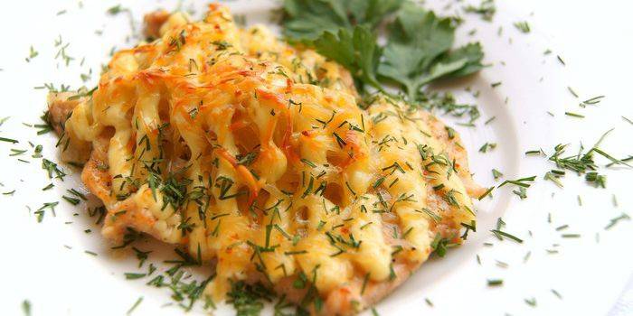 Salmão rosa assado com legumes