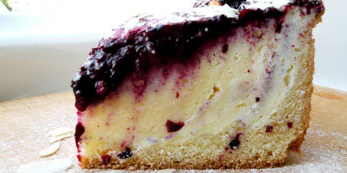 Pastel delicioso de grosella negra