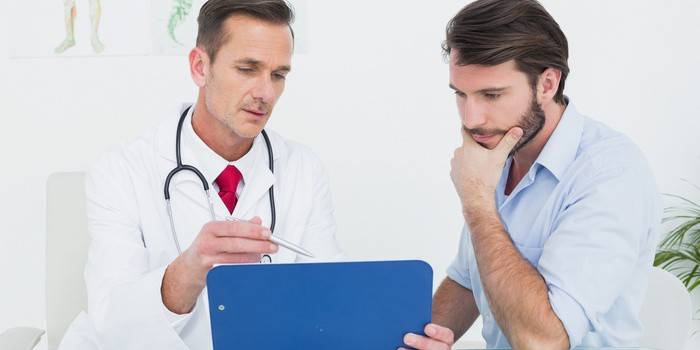 Visita do médico para hidrocele testicular