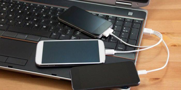 Telefon jest podłączony do komputera