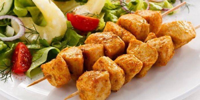 Brochetas de pechuga de pollo con ensalada