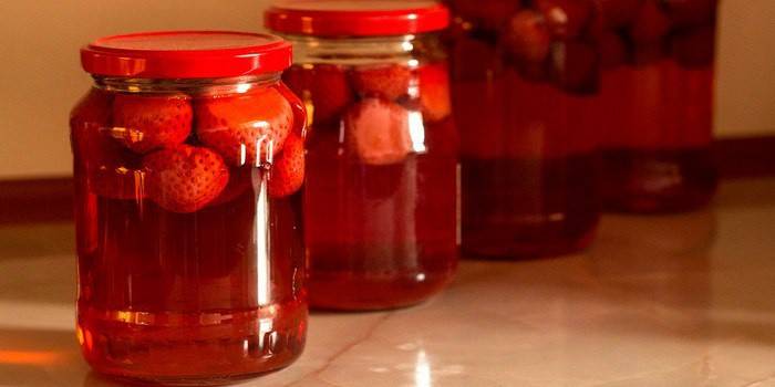 Pyszny kompot truskawkowy na zimę