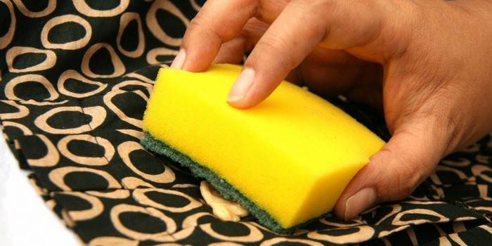 Cómo limpiar la ropa del chicle