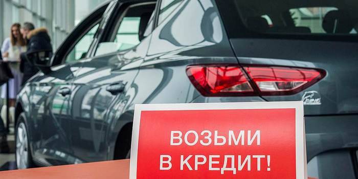 Préstamo de automóvil en un concesionario de automóviles