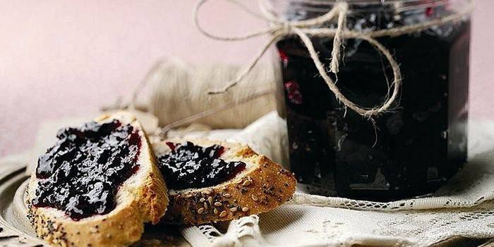 Galaretka z czarnej porzeczki