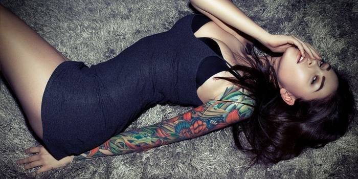 Manga de tatuagem para a menina
