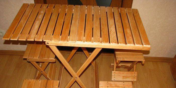 Mesa dobrável de madeira