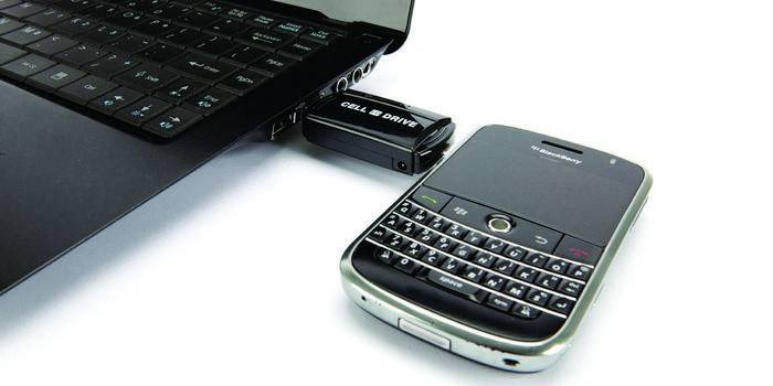Telefon w pobliżu komputera