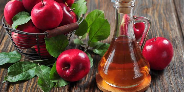Vinagre de maçã e maçãs vermelhas