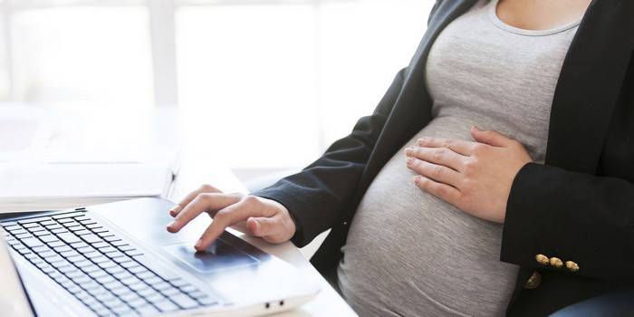 Mulher grávida, em, a, computador