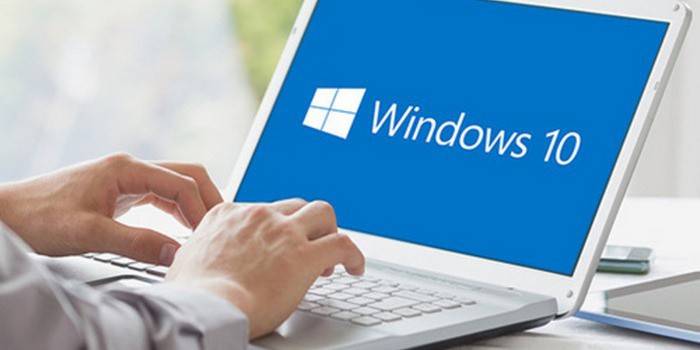 Laptop z systemem operacyjnym Windows 10