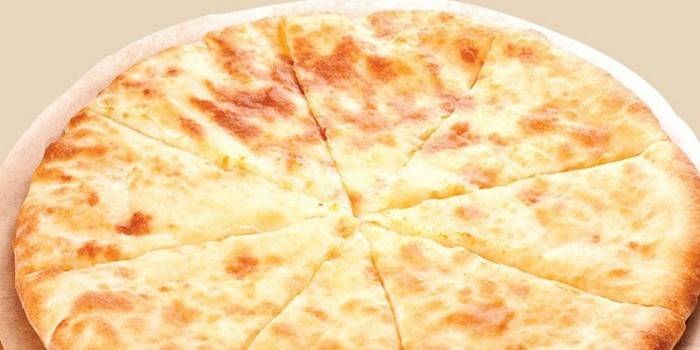 Khachapuri con queso imeritin cocinado en una sartén