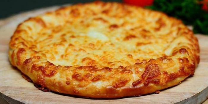 Khachapuri al horno hecho de masa a base de estera