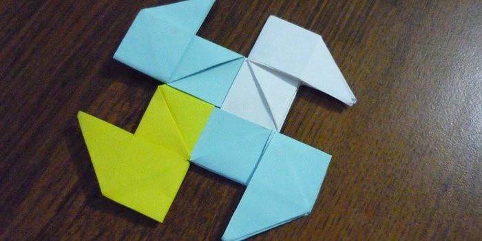 Czteroramienny shuriken z wielobarwnego papieru