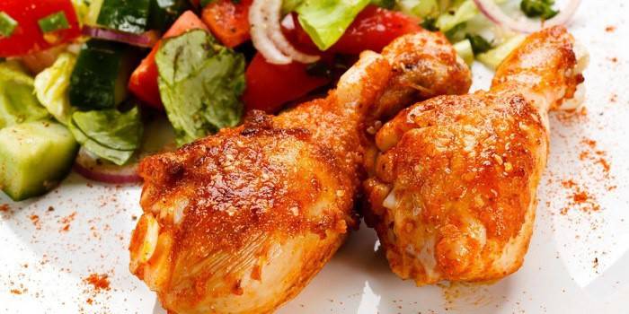 Patas de pollo con ensalada
