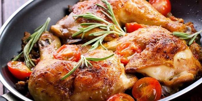 Frango com legumes e alecrim em uma panela