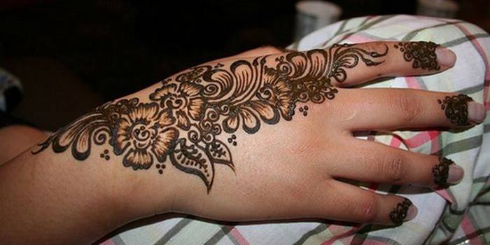 Tatuagem de flores por lado