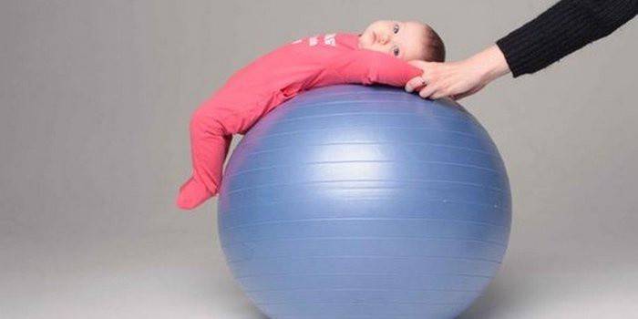 Ginástica para bebês em um fitball