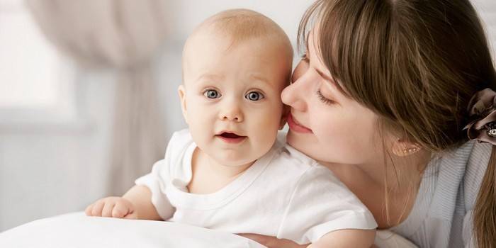 Mujer con un niño pequeño