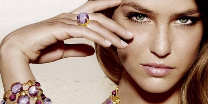 Chica con un anillo