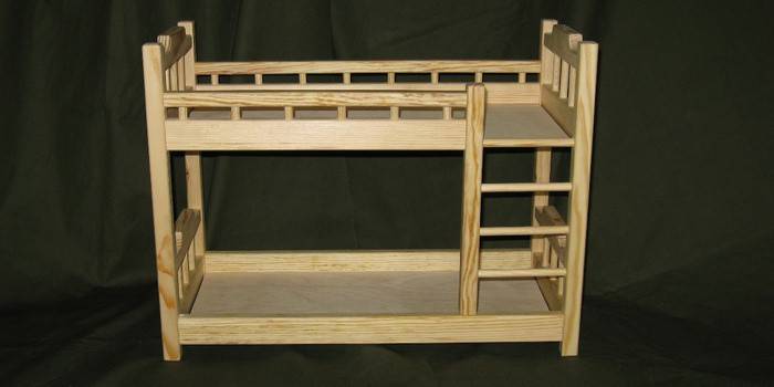 Cama de madeira para boneca