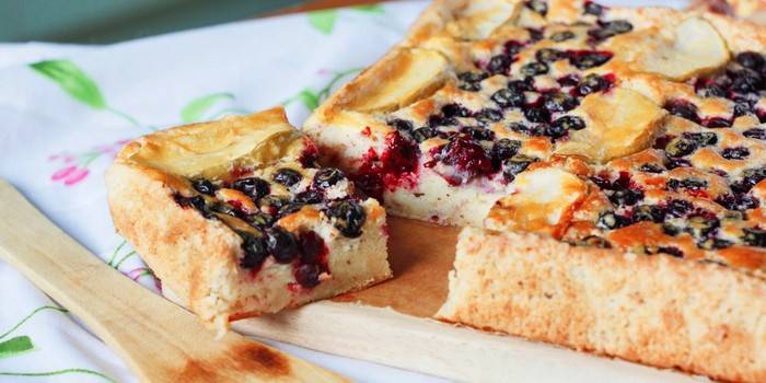 Pastel de levadura de grosella negra