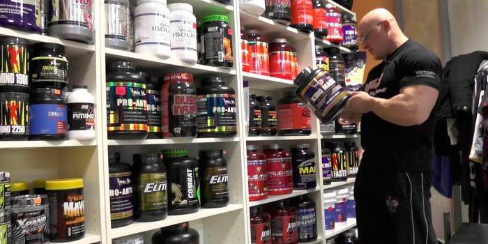 El hombre elige la nutrición deportiva.