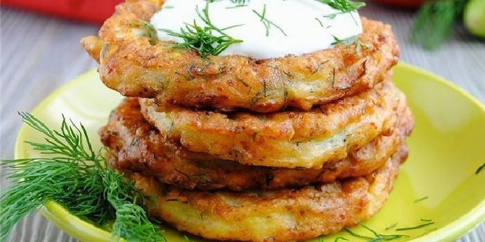 Buñuelos de calabacín con carne y ajo