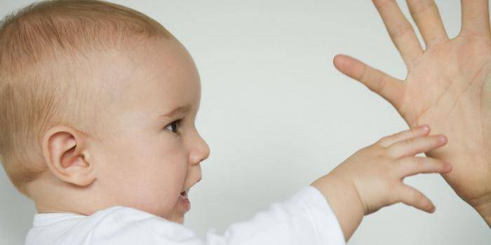 Niño jugando con la mano