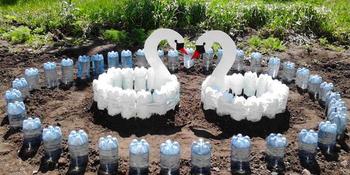 Manualidades decorativas de jardín hechas de botellas de plástico.