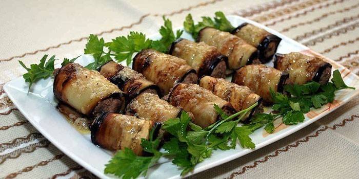Rollitos de berenjenas rellenas de pollo picado