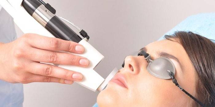Esteticista realiza uma leitura de hardware do rosto do paciente