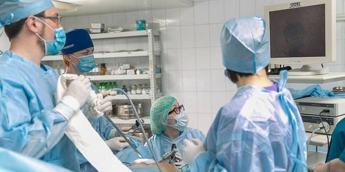 Médicos em cirurgia laparoscópica