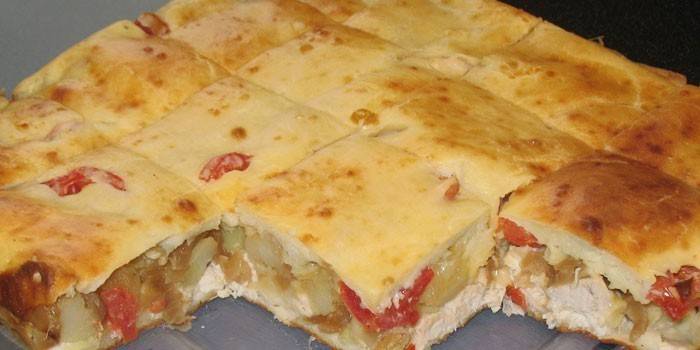 Pastel relleno de tomate, pollo y papas.