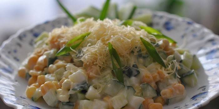 Салата од кукуруза и краставаца