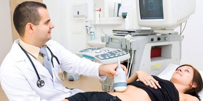 Lekár robí z dievčaťa ultrazvuk brušnej dutiny