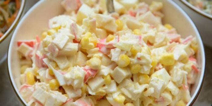 Ensalada lista de palitos de cangrejo