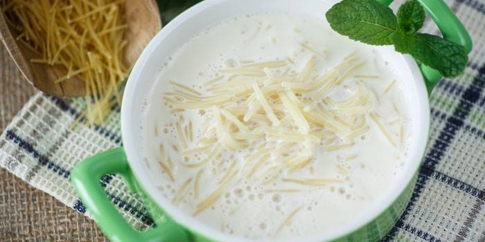 Sopa de leite com aletria