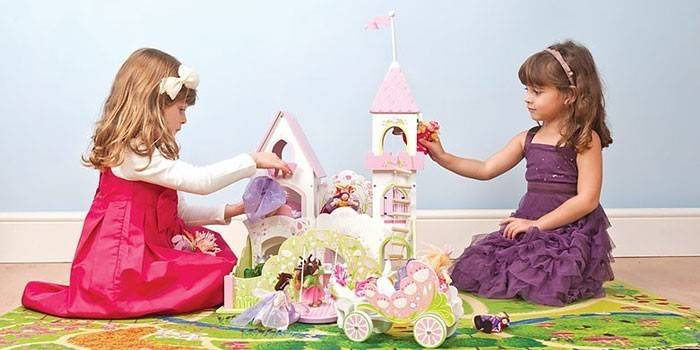 Dievčatá sa hrajú s bábkovým hradom Fairy Beauty Palace