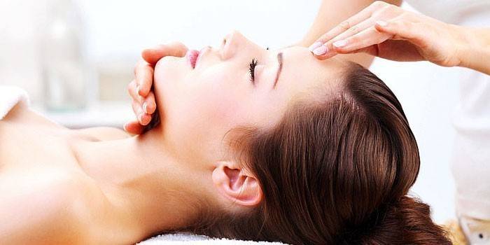 Garota no procedimento de massagem de rosto