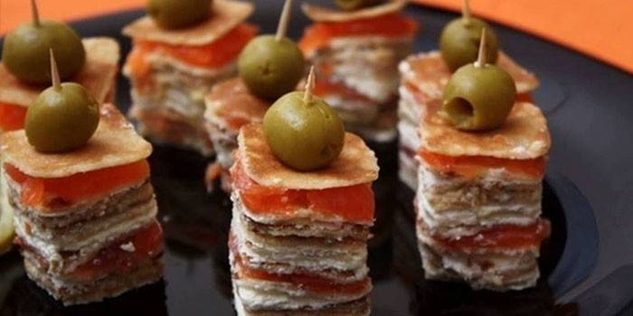 Canapés con patatas fritas en un plato