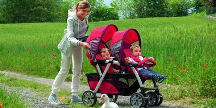 Kobieta z dziećmi w wózku