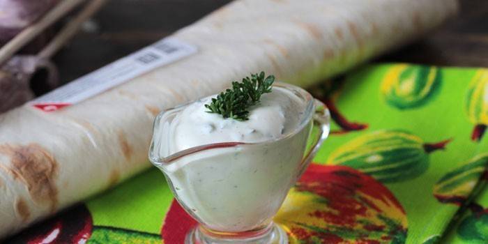 Domowy sos shawarma w sosie i łódce pita
